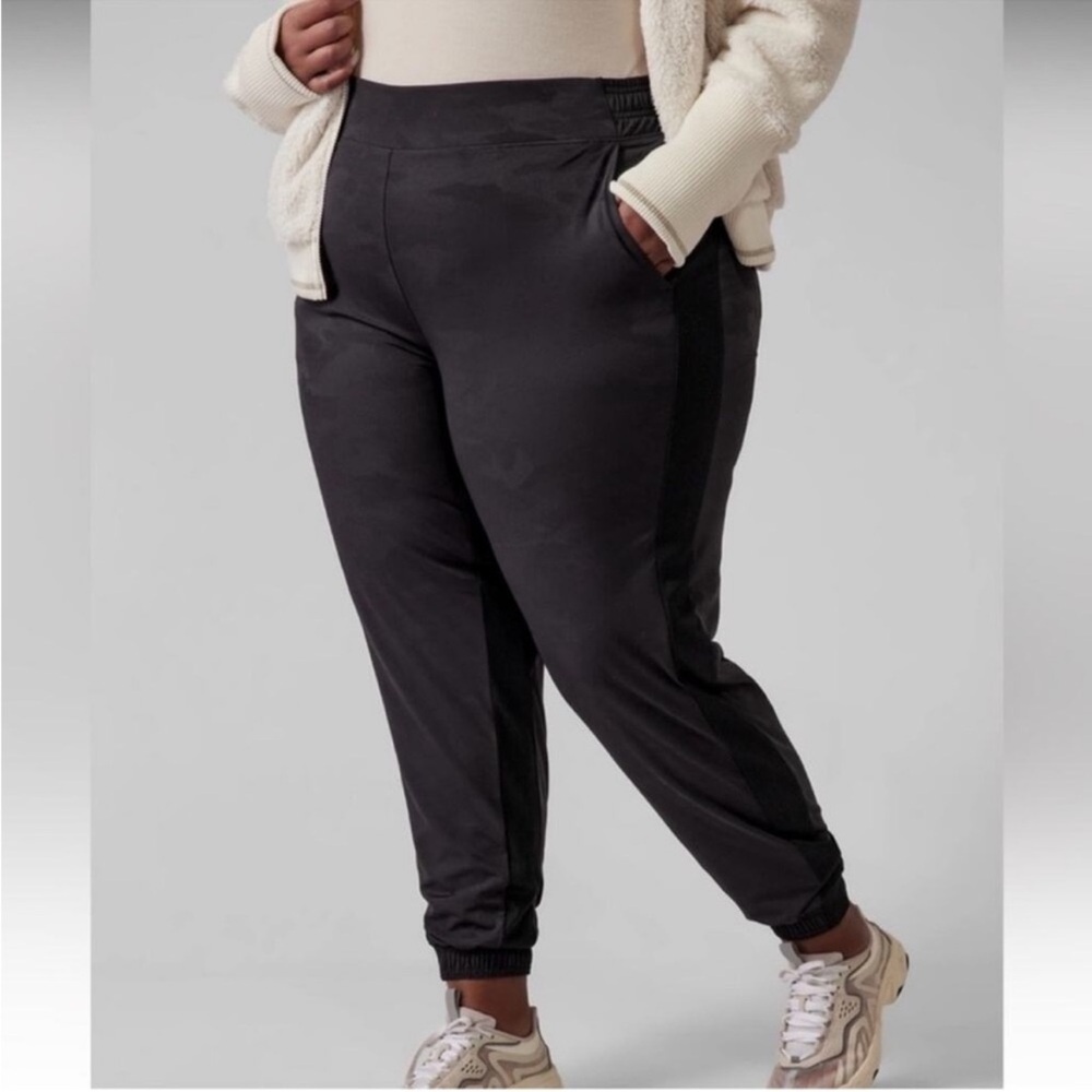 Athleta Lined Brooklyn Black Camo Joggers Plus Workout lounge pants
